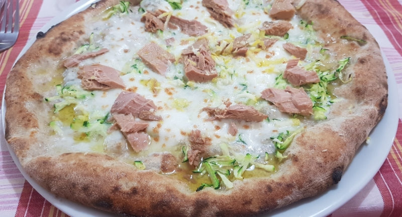 Dyonisos, pizza con fior di latte, tonno Aura di Palinuro, zucchine e limone