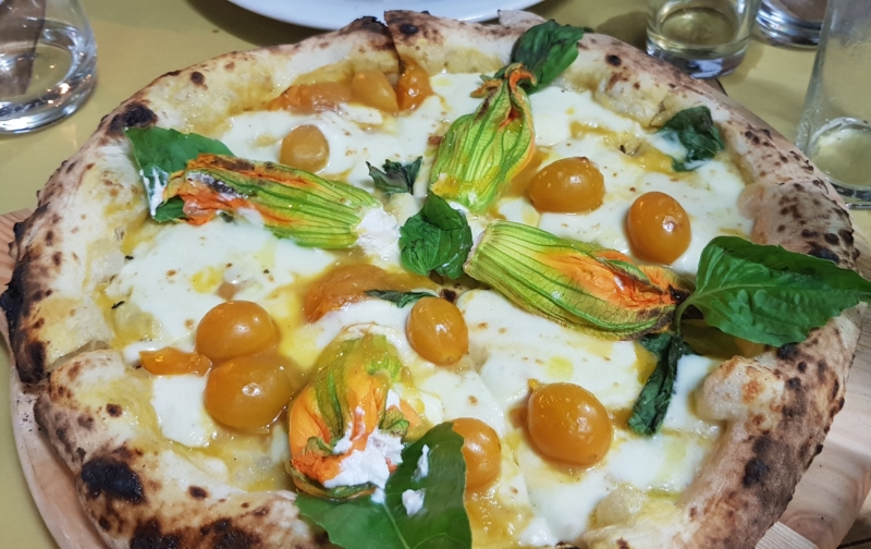 Pizza con mozzarella, fiori di zucca ripieni e pomodori gialli di In Cantiere