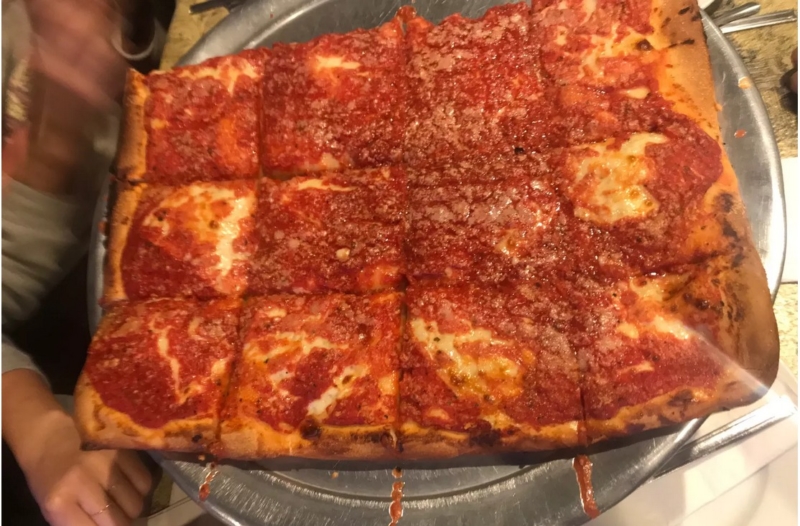 La pizza di L&B Spumoni Gardens