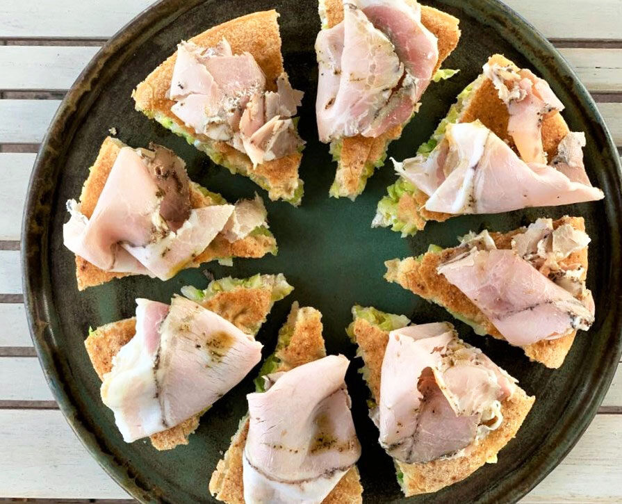 Focaccia in teglia con porchetta e cavolo verza