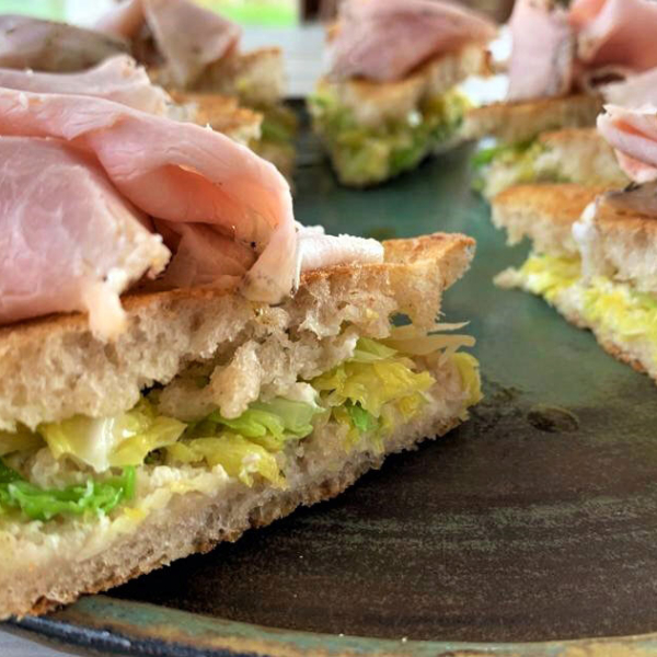 Focaccia in teglia con porchetta e cavolo verza