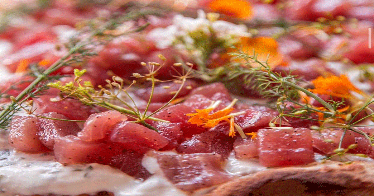 LIEVITO-PIZZA-PANE-Sashimi-di-tonno,-stracciatella,-fiori-eduli-