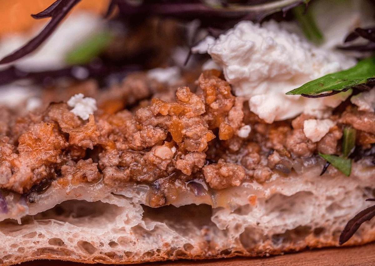 LIEVITO-PIZZA-PANE-Cipolla-rossa-di-Tropea-fermentata,-ragù-bianco-di-fassona-e-primo-sale-azienda-agricola-d’ascenzo