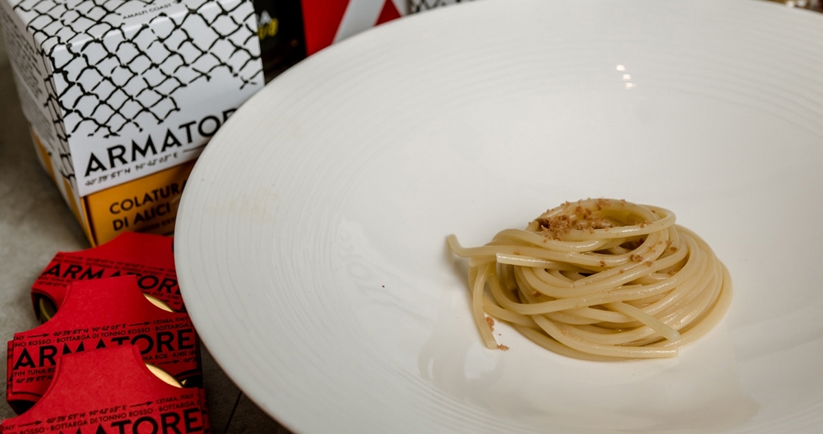 Vermicelli con acqua di pomodoro, colatura, sfoglie di bottarga e basilico